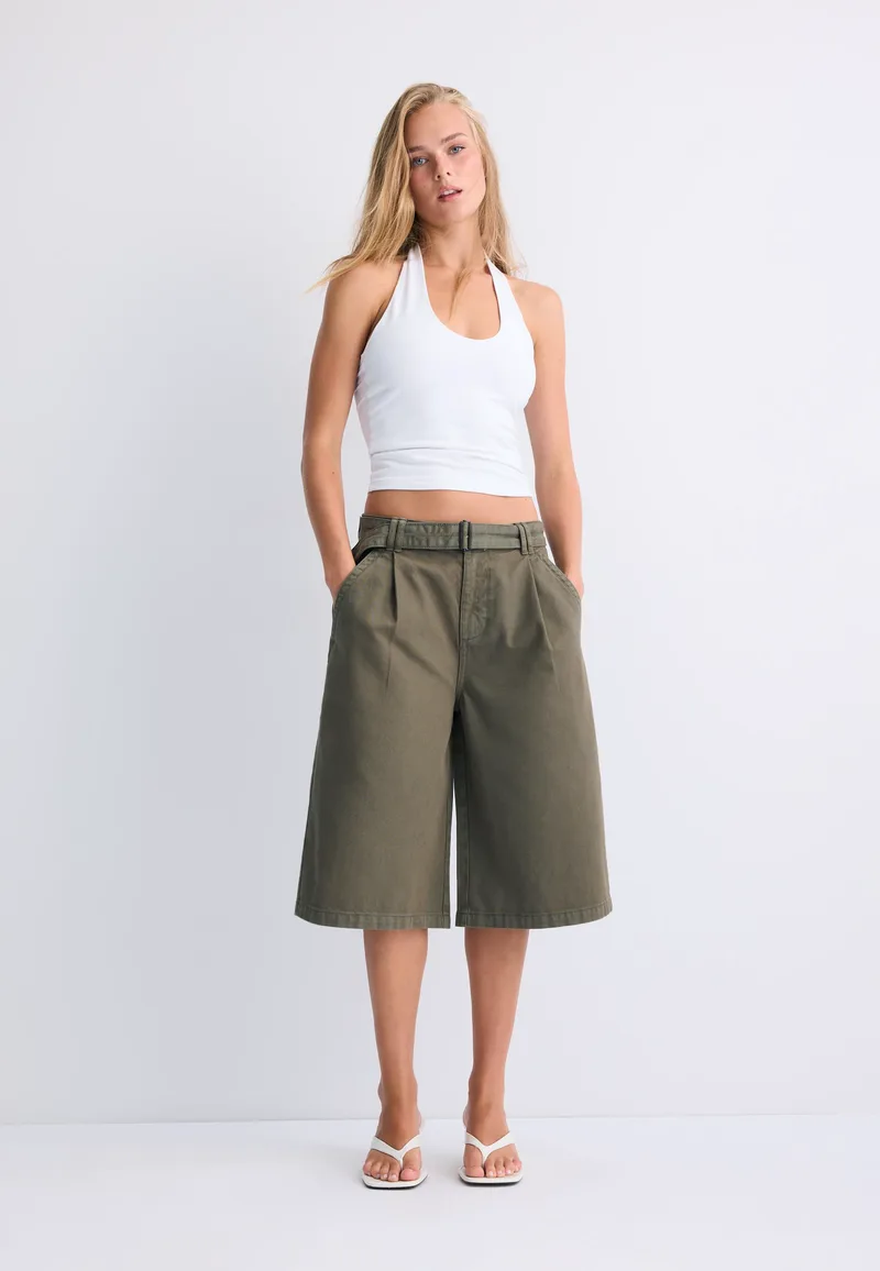 Stradivarius Baggy Βερμούδα Με Ζώνη Χακί 32