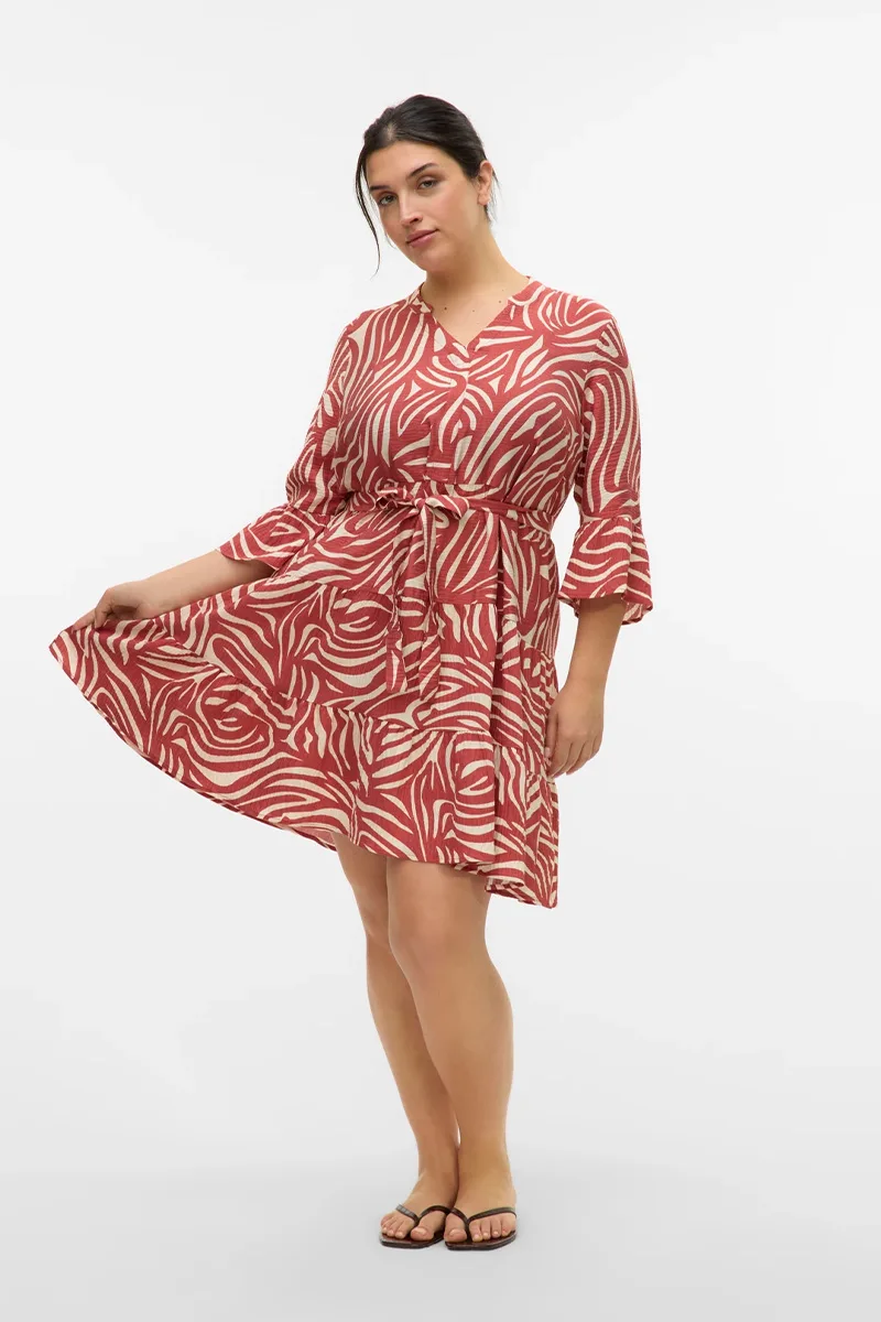 Φόρεμα με βολάν εμπριμέ σε εκαι χρώμα plus size