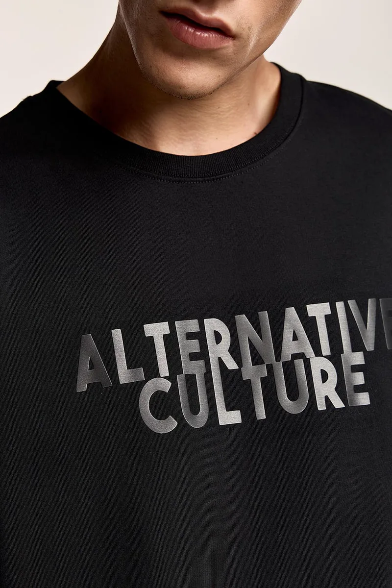 Μαύρο t-shirt με μεταλλικό τύπωμα