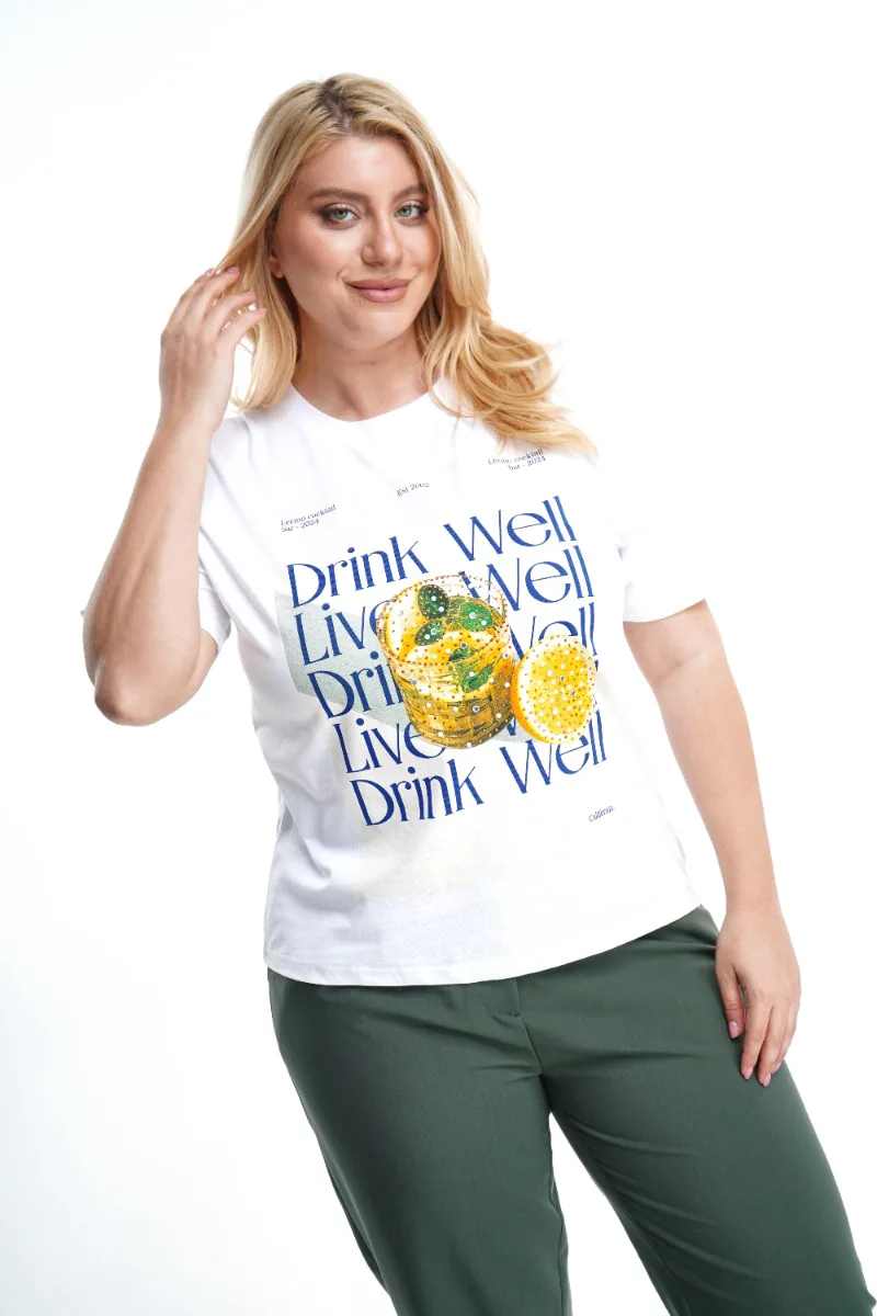 T-shirt plus size με τύπωμα "Drink Well" σε λευκό χρώμα