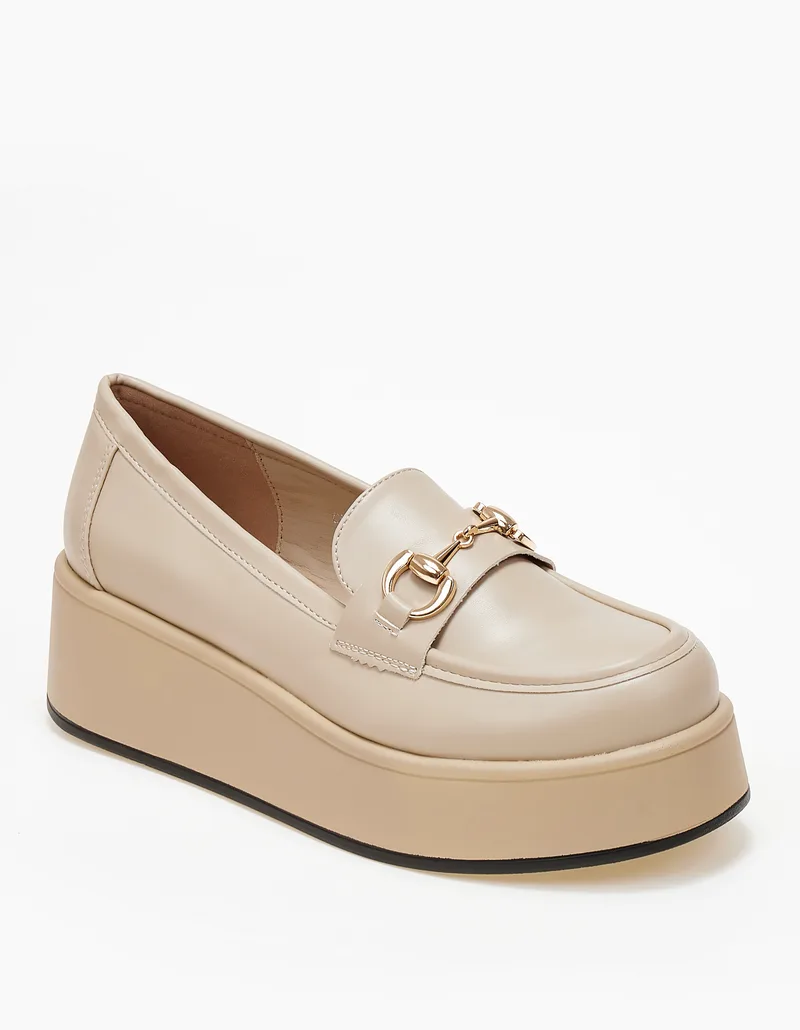Loafers με πλατφόρμα και μεταλλική λεπτομέρεια - Μπεζ
