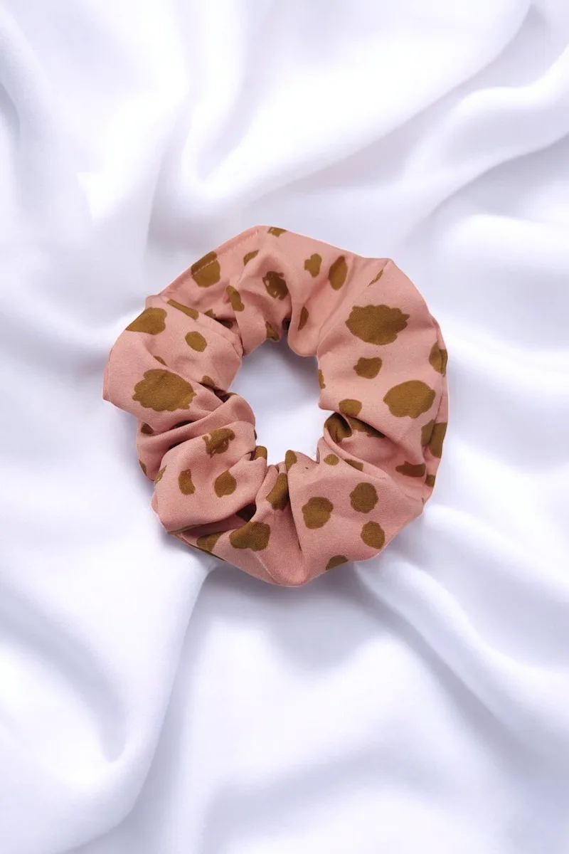 ΛΑΣΤΙΧΑΚΙ ΜΑΛΛΙΩΝ SCRUNCHIE ΡΟΖ ΜΕ ΚΑΦΕ ΛΕΚΕΔΕΣ