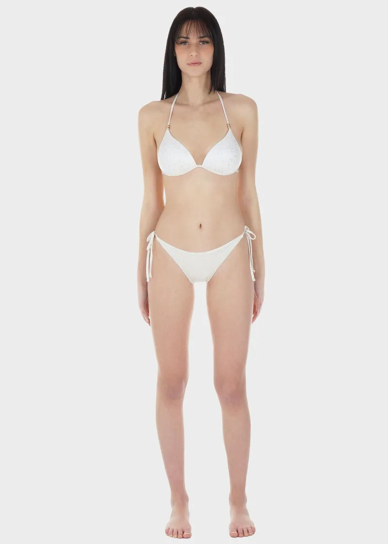 Γυναικείο σετ μαγιό bikini τριγωνάκι ενσωματωμένη push up ενίσχυση χρυσές λεπτομέρειες slip δετό.Καλύπτει B CUP ΛΕΥΚΟ