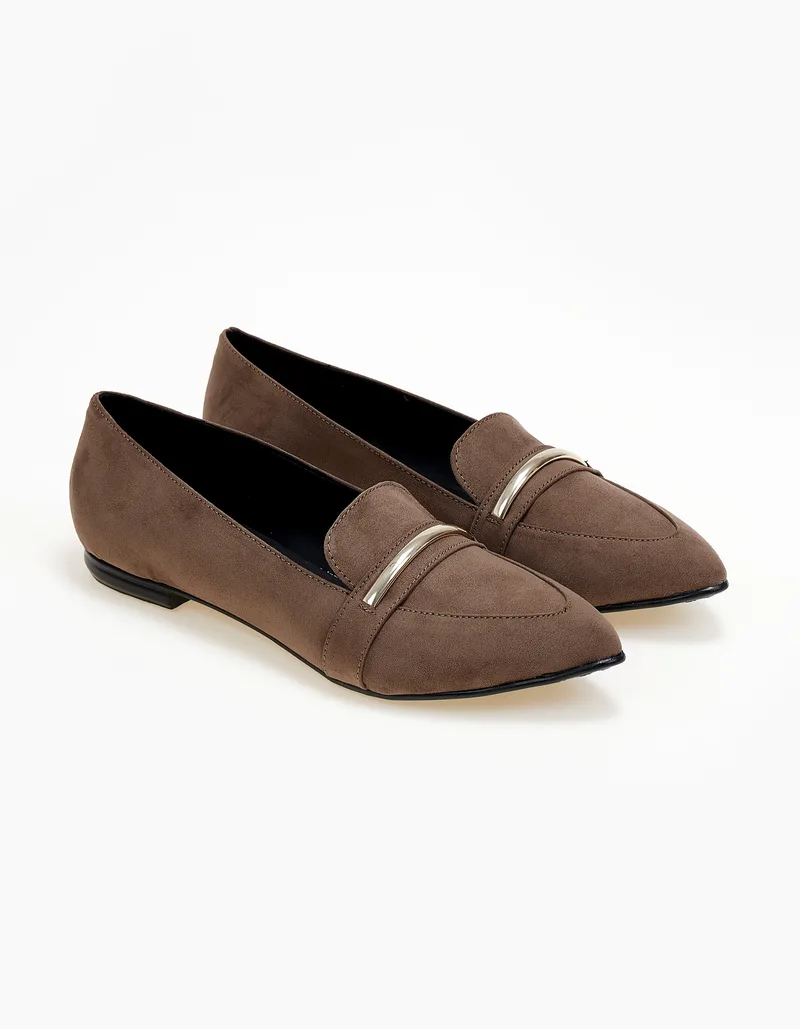 Μυτερά loafers με διακοσμητική αγκράφα - Πούρο