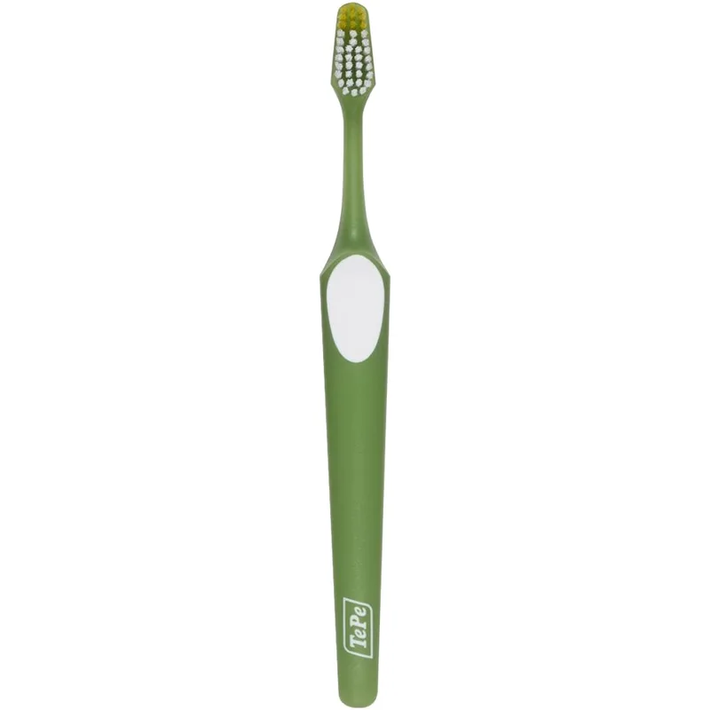 TePe Nova Medium Toothbrush Οδοντόβουρτσα Μέτριας Σκληρότητας που Διευκολύνει την Πρόσβαση στα Πίσω Δόντια & Κωνική Κεφαλή 1 Τεμάχιο - Πράσινο