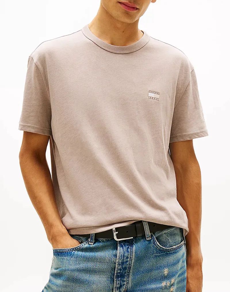 TOMMY JEANS TJM REG BADGE TEE EXT DM0DM22667-PKE SandyBrown