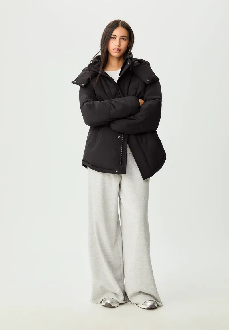 Stradivarius Oversize Καπιτονέ Τζάκετ Με Κουκούλα Μαύρο Xs