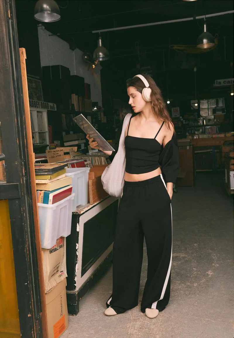 Stradivarius Παντελόνι Jogger Φαρδύ Μπαντζάκι Με Πλαϊνή Ρίγα Και Απαλή Υφή Μαύρο M