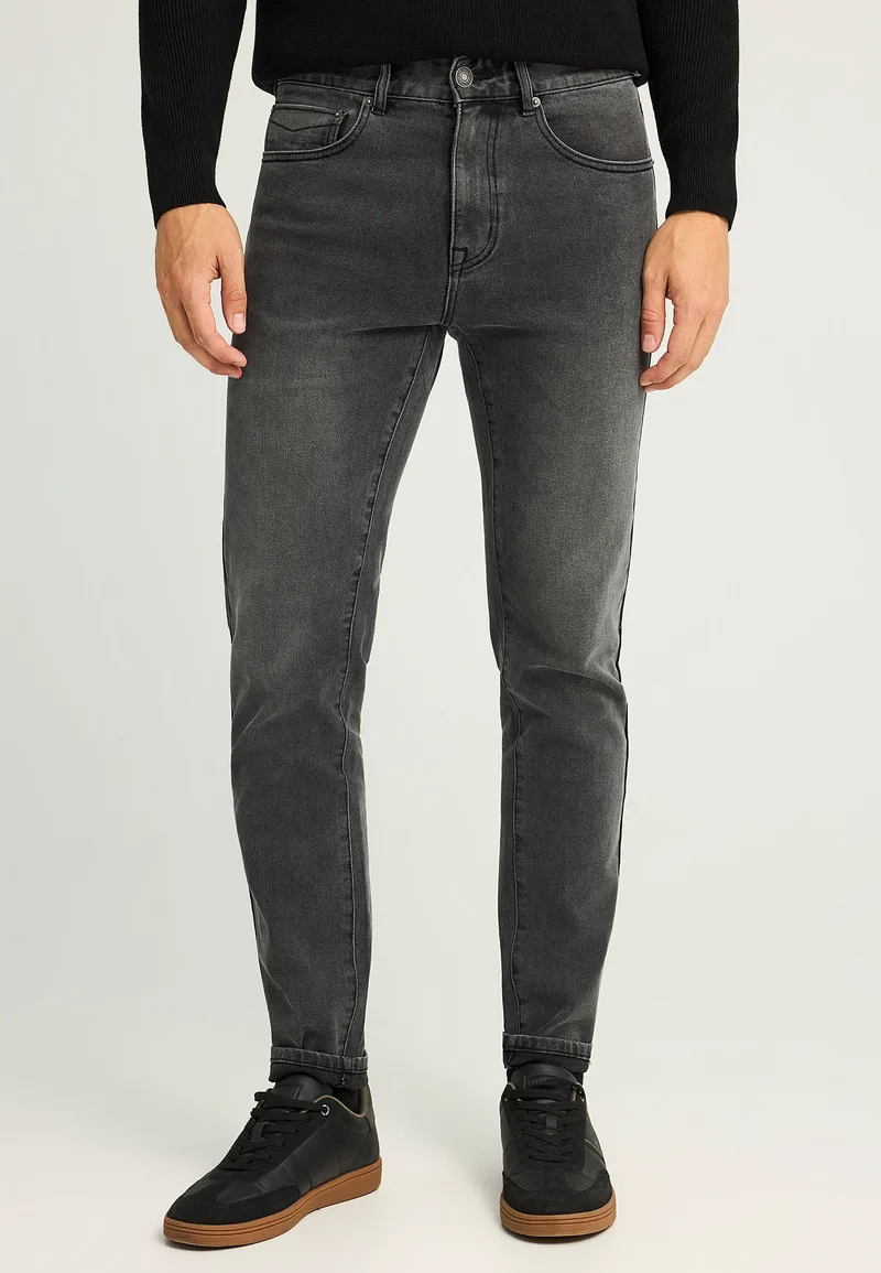 Slim fit τζιν παντελόνι με ελαφρύ ξεθώριασμα