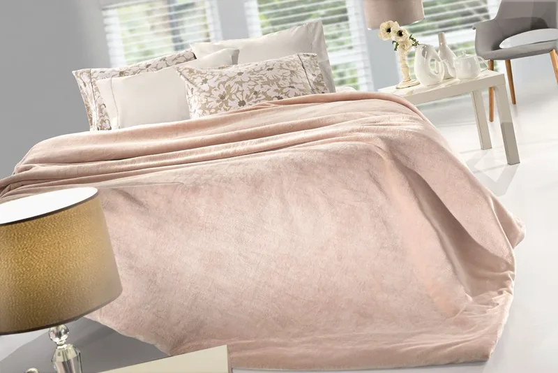 ΠΡΟΣΦΟΡΑ! Κουβέρτα VELVET Pudra 220X240 δύο όψεων και ΔΩΡΟ μαξιλαράκι διακοσμητικό 45x45