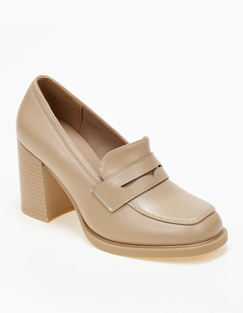 Γυναικεία loafers με ψηλό τακούνι - Μπεζ
