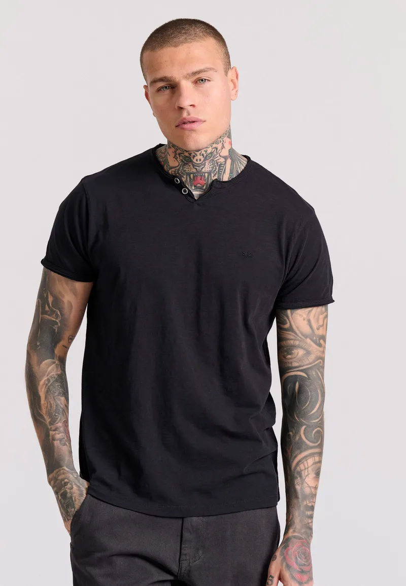 T-shirt με λαιμό henley και raw cuts - The essentials