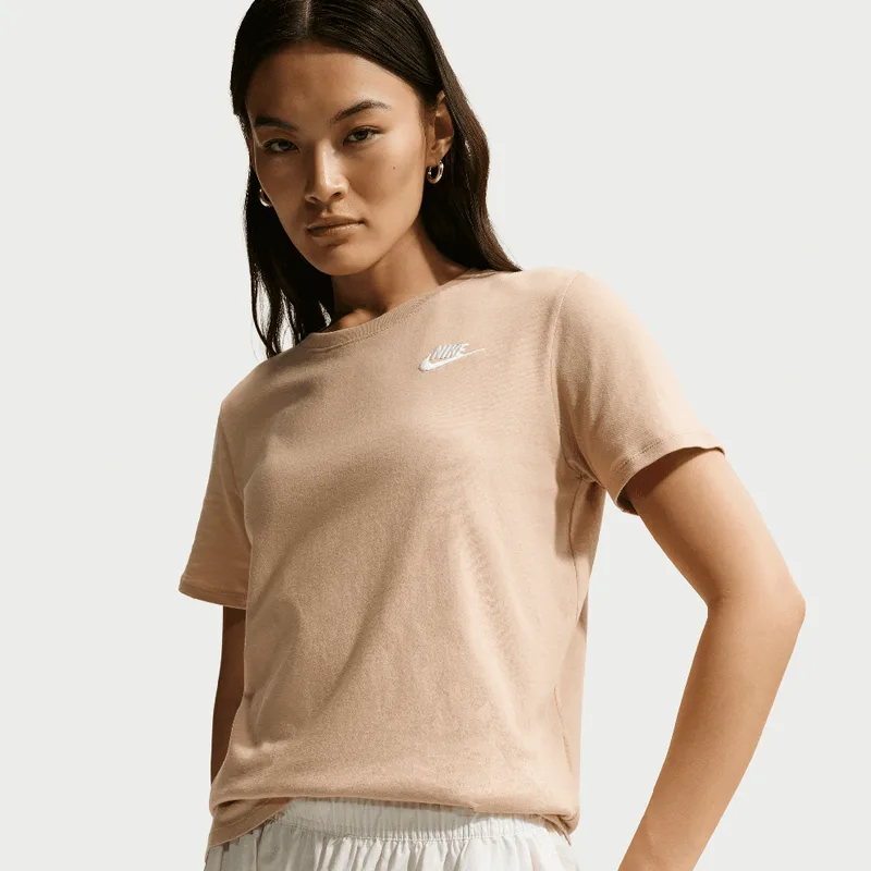 Nike Sportswear Club Essentials Γυναικείο T-Shirt (9000252963_41479)