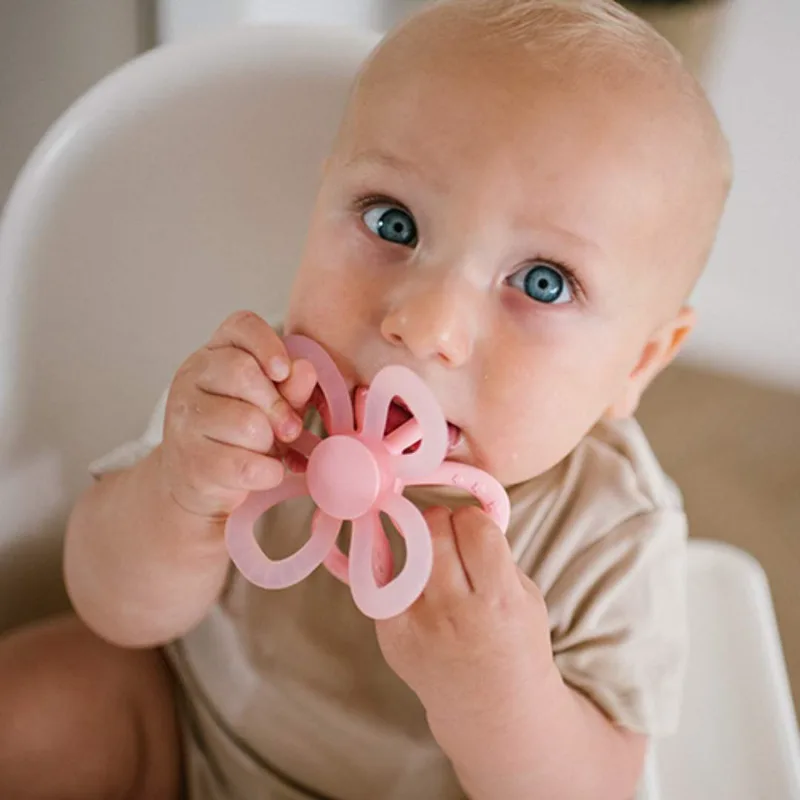 BabyOno: Μασητικό από μαλακή σιλικόνη - Flower Ροζ