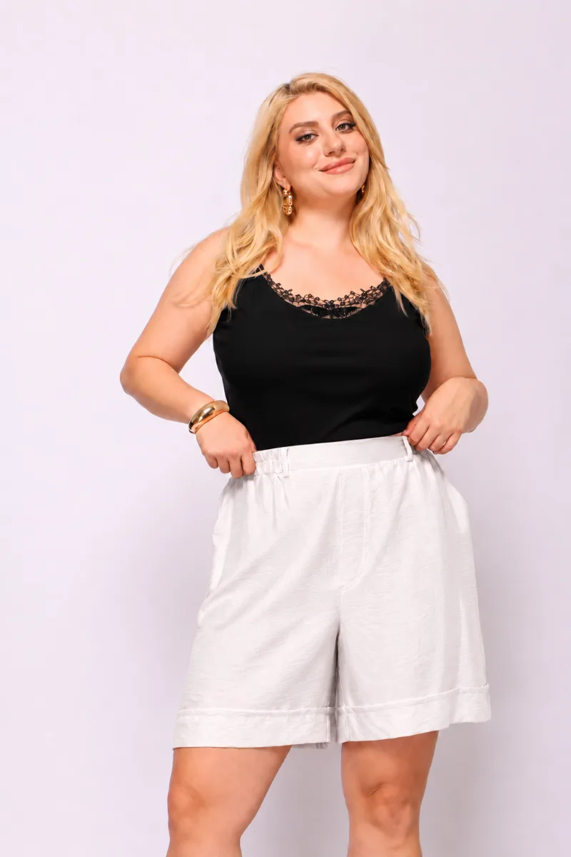 Shorts με ρεβέρ και τσέπες σε λευκό χρώμα plus size