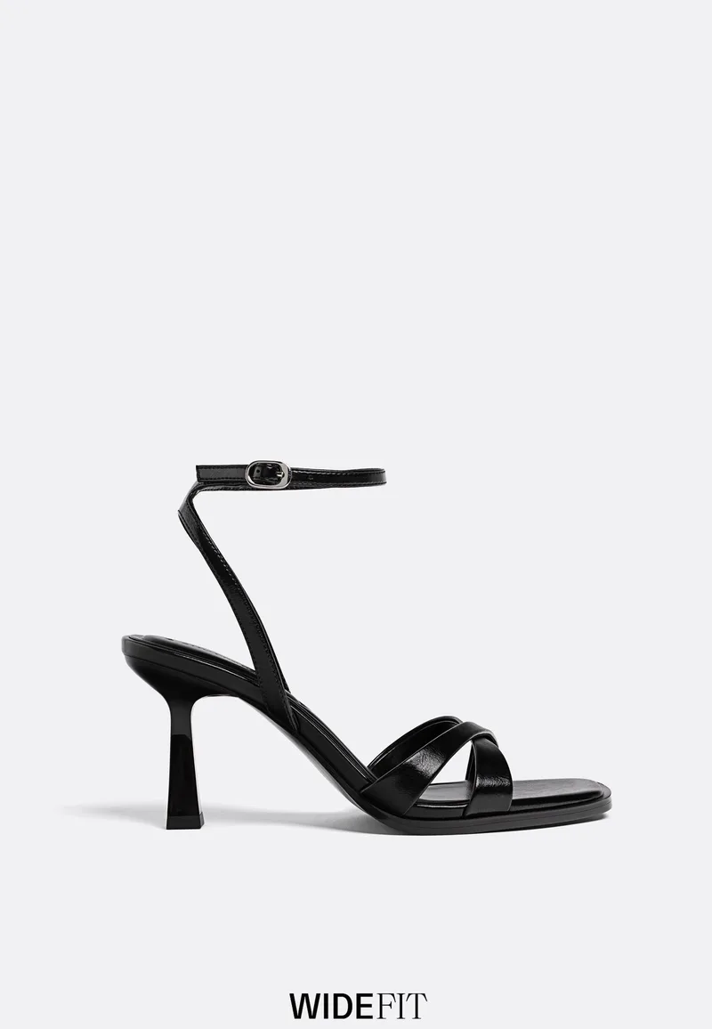 Stradivarius Wide Fit. Μαύρα Ψηλοτάκουνα Πέδιλα Μαύρο 35