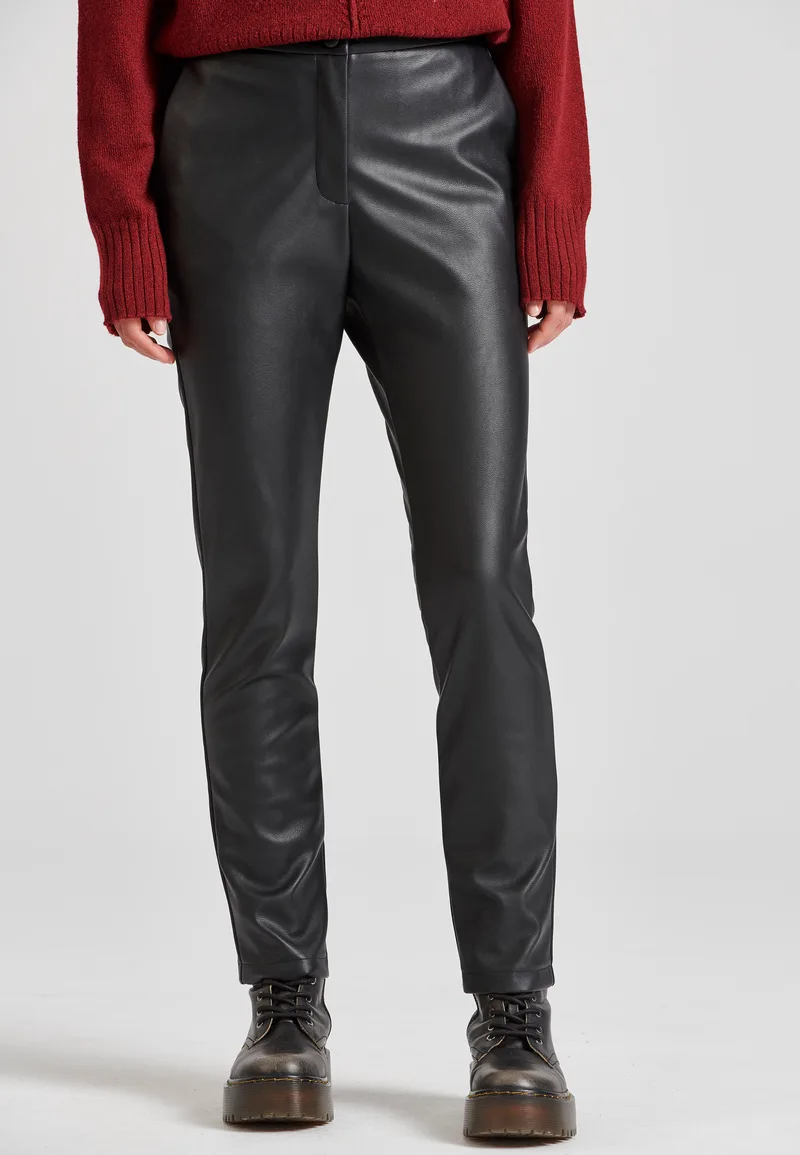 Slim fit chino παντελόνι από οικολογικό δέρμα (PU)