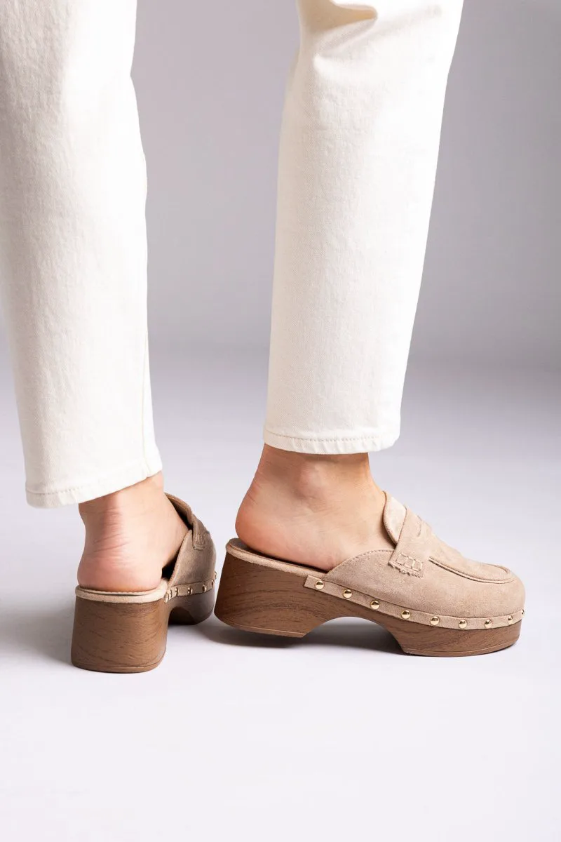 Ideal shoes Clogs με μεταλλικά τρουκς - 9830 - Μπεζ Suede