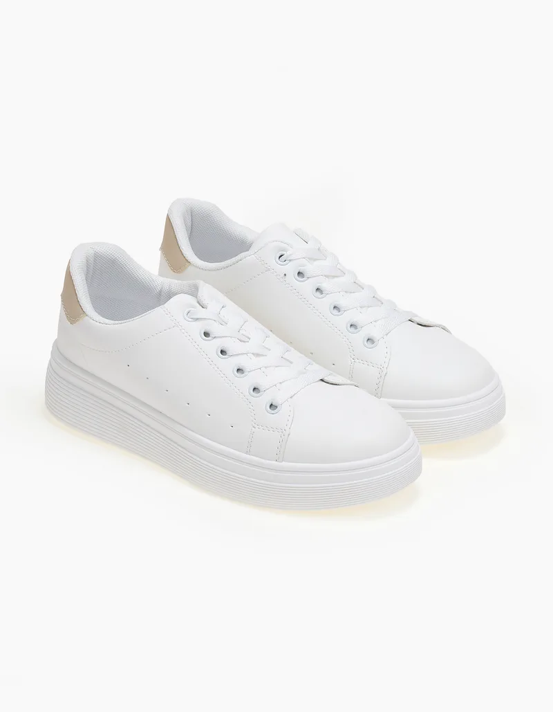 Basic sneakers με χρωματική λεπτομέρεια - Μπεζ