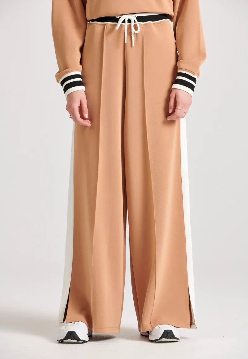 Wide leg fit παντελόνι φόρμας με ρίγα στο πλάι