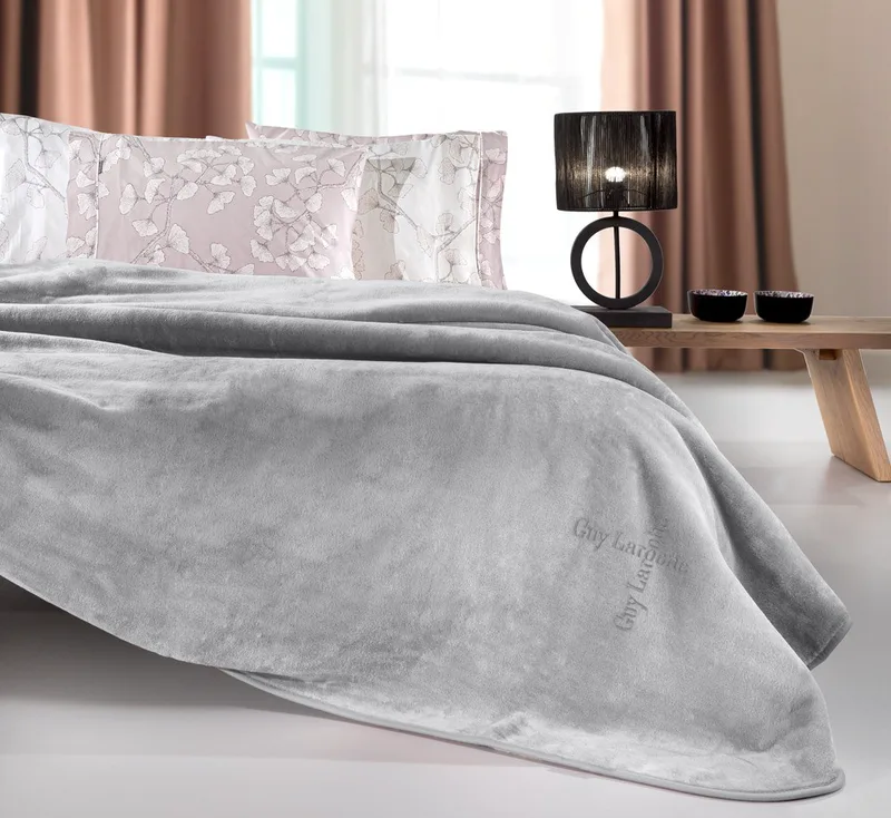 Κουβέρτα Βελουτέ Υπέρδιπλη Guy Laroche Logo Silver 220x240