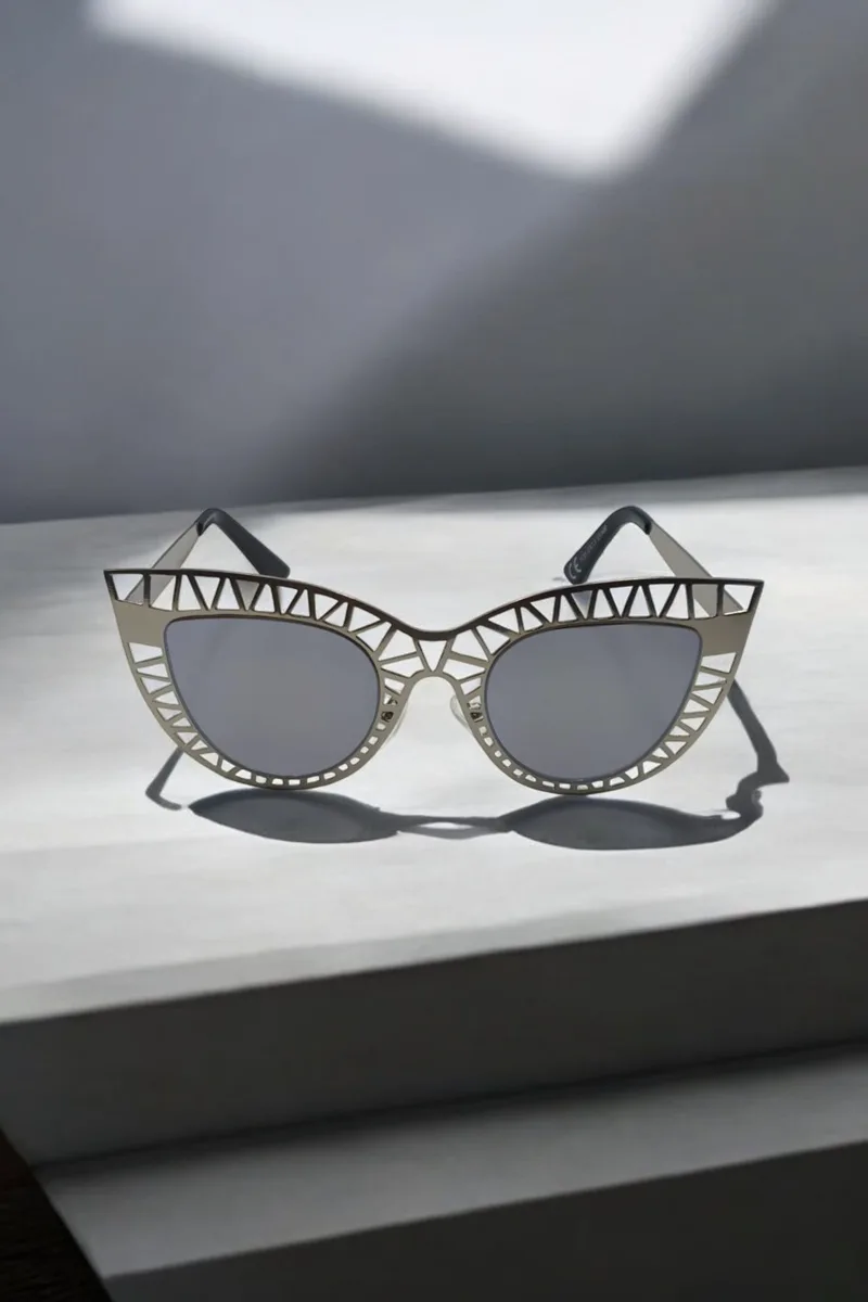 ΓΥΑΛΙΑ ΗΛΙΟΥ ΣΤΥΛ CAT EYE ΑΣΗΜΙ ΜΕ ΔΙΑΤΡΗΤΟ ΣΚΕΛΕΤΟ ΚΑΙ ΚΑΘΡΕΠΤΗ ΑΣΗΜΙ ΦΑΚΟ