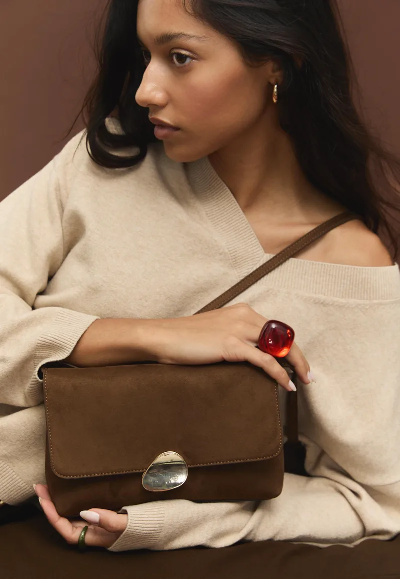 Stradivarius Τσάντα Με Ασύμμετρο Μεταλλικό Κούμπωμα Από Συνθετικό Σουέντ Καφέ Os