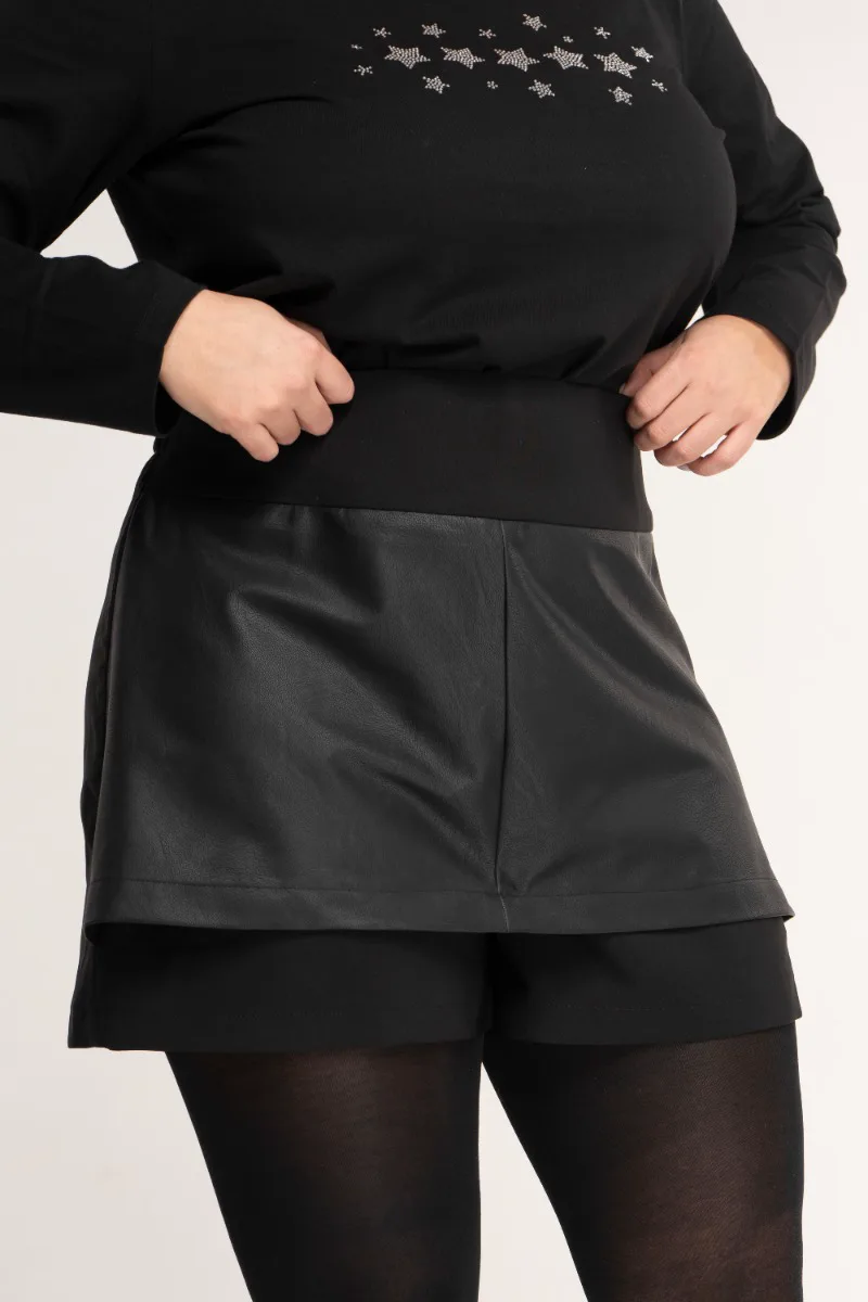 Skorts με leather like φούστα σε μαύρο χρώμα