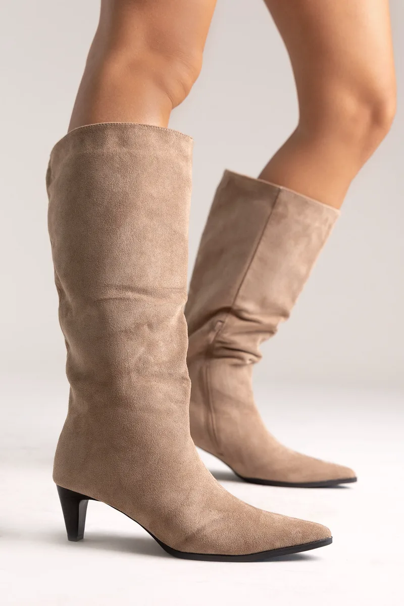Ideal shoes Pointed Suede Boots with Kitten Heel - 6377 - Taupe Suede