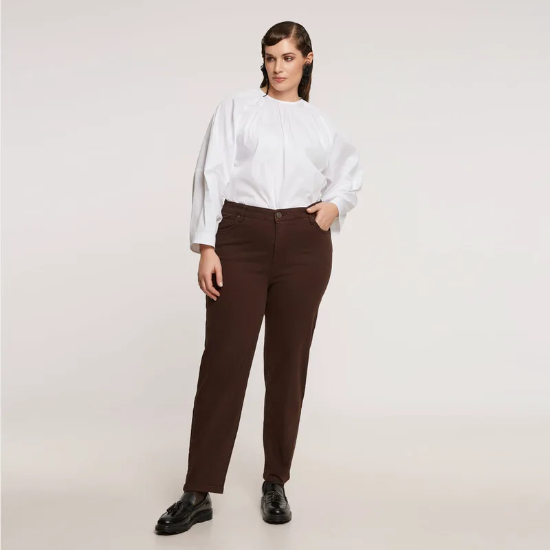 Τζιν καφέ σε γραμμή mom fit