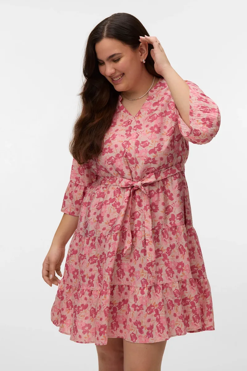 Φόρεμα με βολάν εμπριμέ σε εκρού/ροζ χρώμα plus size