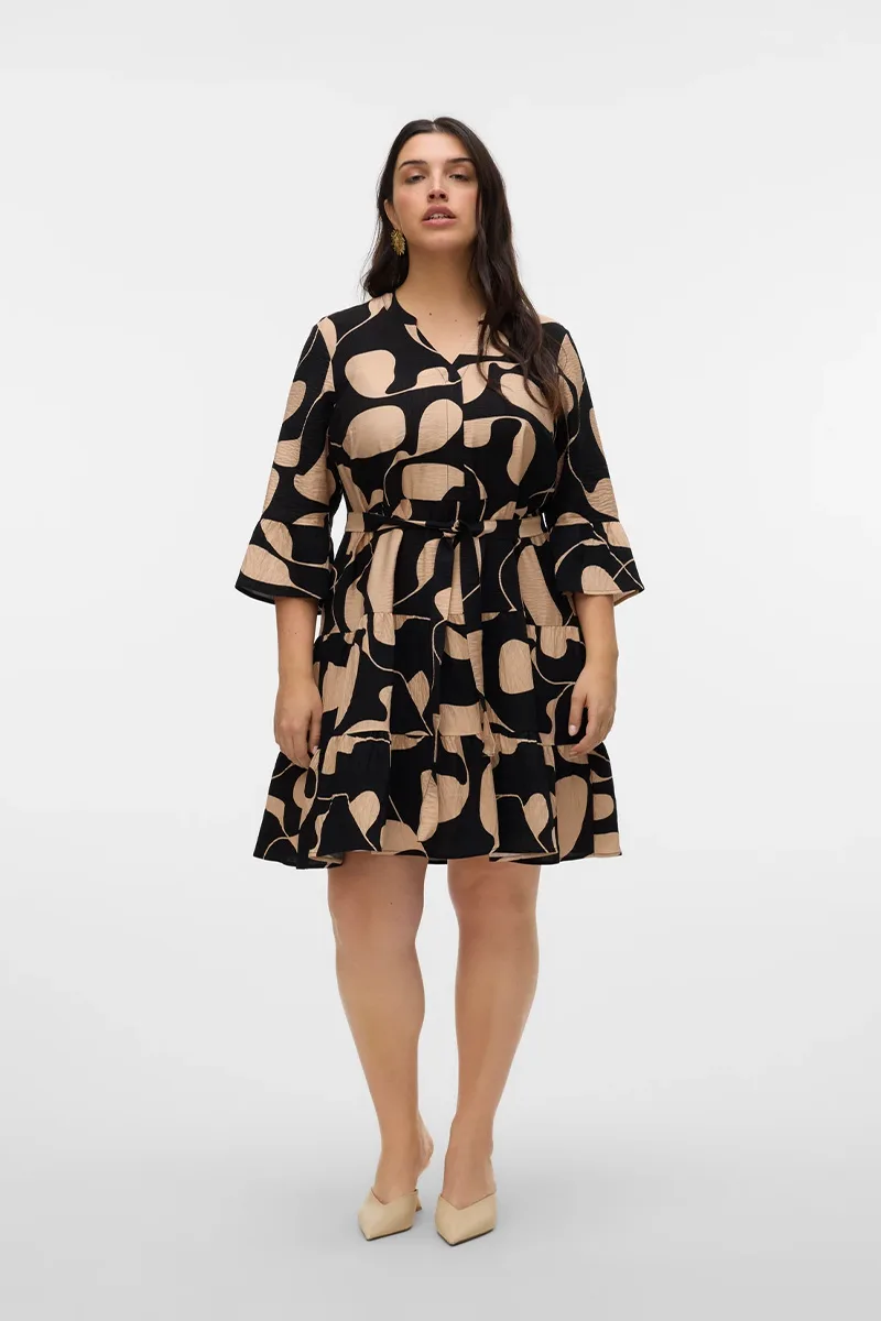 Φόρεμα με βολάν εμπριμέ σε μαύρο/μπεζ χρώμα plus size