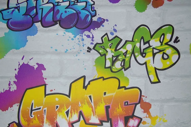 ΤΑΠΕΤΣΑΡΙΑ PETRANIS ΝΟ 547 ΜΕ ΠΟΛΥΧΡΩΜΑ GRAFFITI ΣΕ ΑΝΟΙΧΤΟ ΓΚΡΙ ΦΟΝΤΟ 0.53X10.05CM