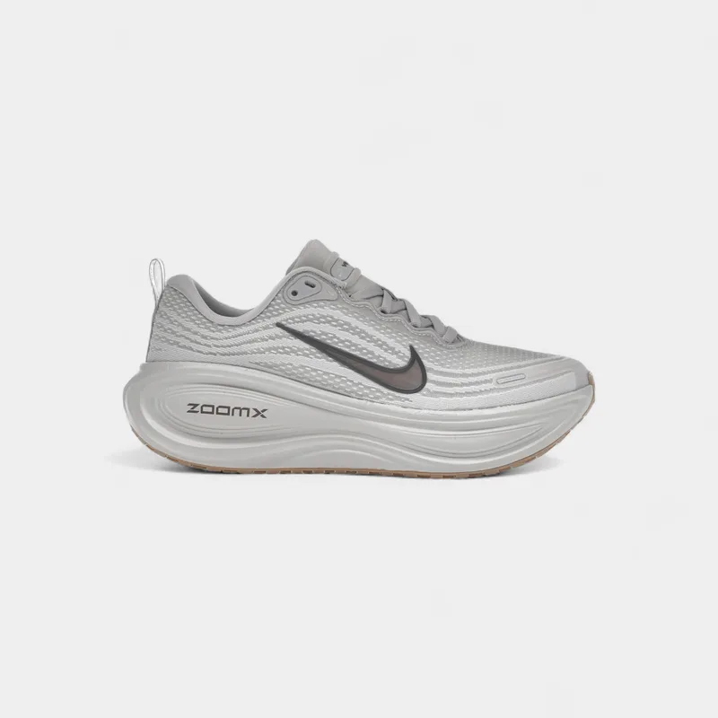 Sneakers Nike Vomero Plus College Grey Light Iron Ore Gum