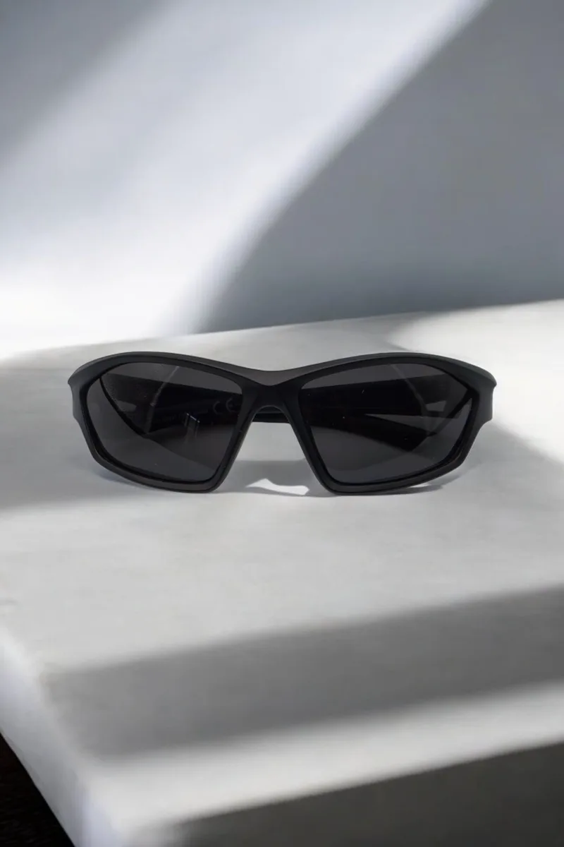 ΓΥΑΛΙΑ ΗΛΙΟΥ POLARIZED SPORT STYLE ΜΑΥΡΟ ΜΑΤ ΜΕ ΓΚΡΙ ΦΑΚΟ