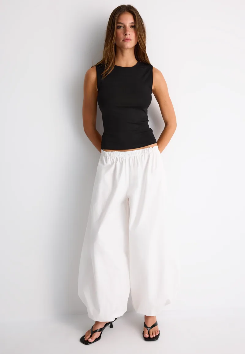 Stradivarius Αμάνικη Μπλούζα Basic Μαύρο L