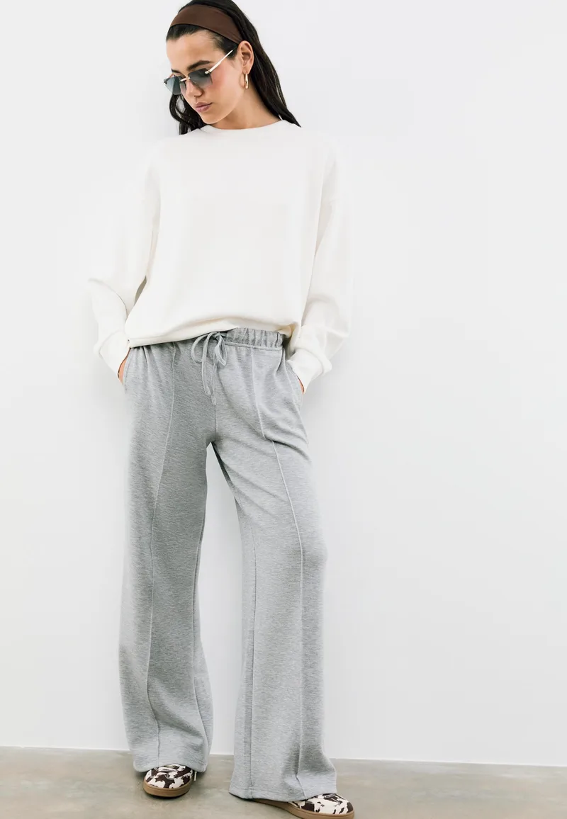 Stradivarius Jogger Παντελόνι Φαρδύ Μπαντζάκι Με Ραφή Και Απαλή Υφή Γκρι Μελανζέ Xl