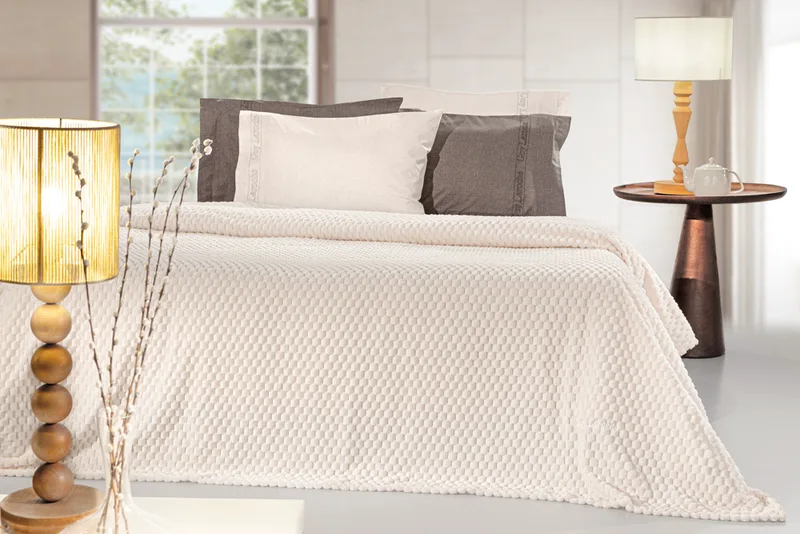 Σετ 2τμχ Κουβέρτα Υπέρδιπλη Velour Fleece 220x240εκ. Με Διακοσμητική Μαξιλαροθήκη Smoothie Ivory Guy Laroche (Ύφασμα: Velour, Χρώμα: Ιβουάρ, Μέγεθος: Υπέρδιπλα) - Guy Laroche - 5206480670503