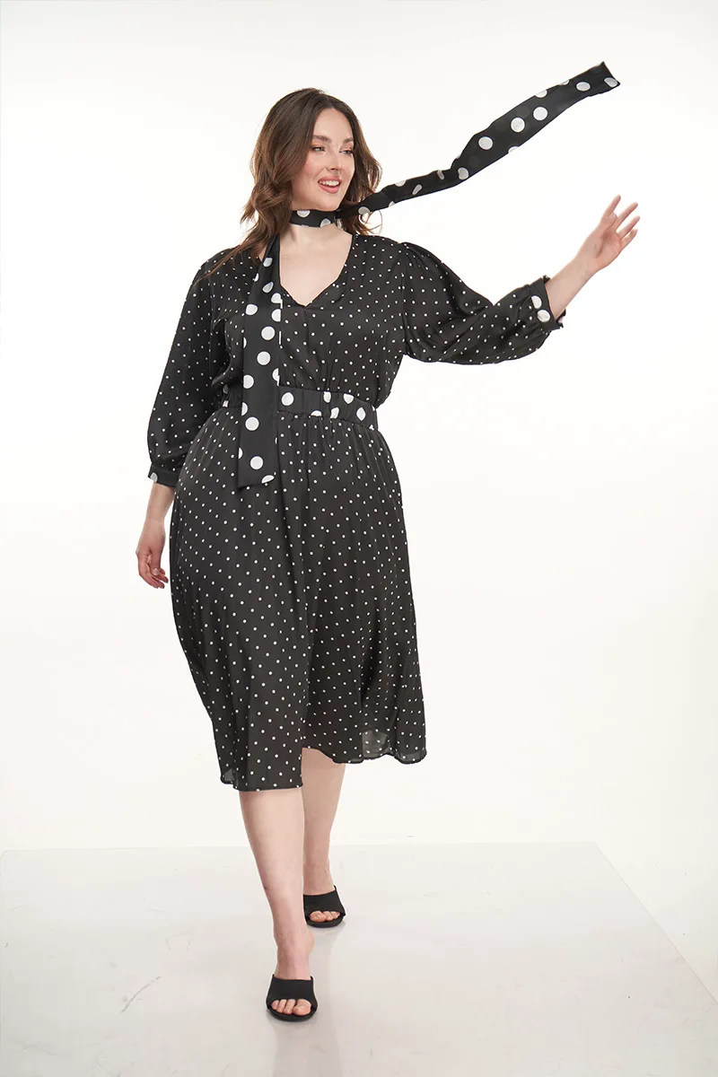 Φόρεμα σατέν πουα με γραβάτα σε μαύρο χρώμα plus size