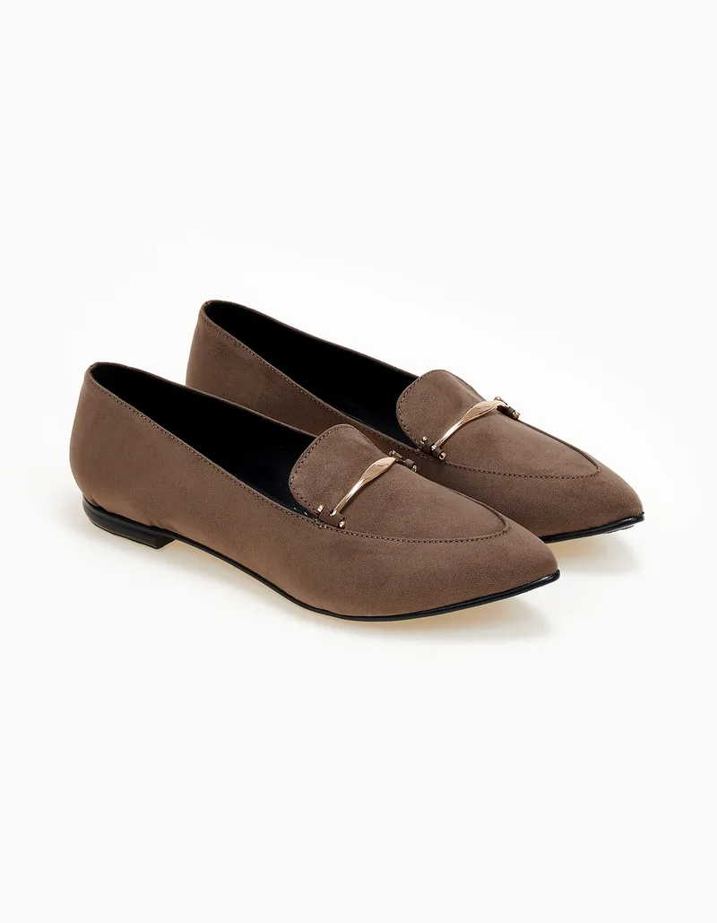 Μυτερά καστόρινα loafers με μεταλλική λεπτομέρεια - Πούρο