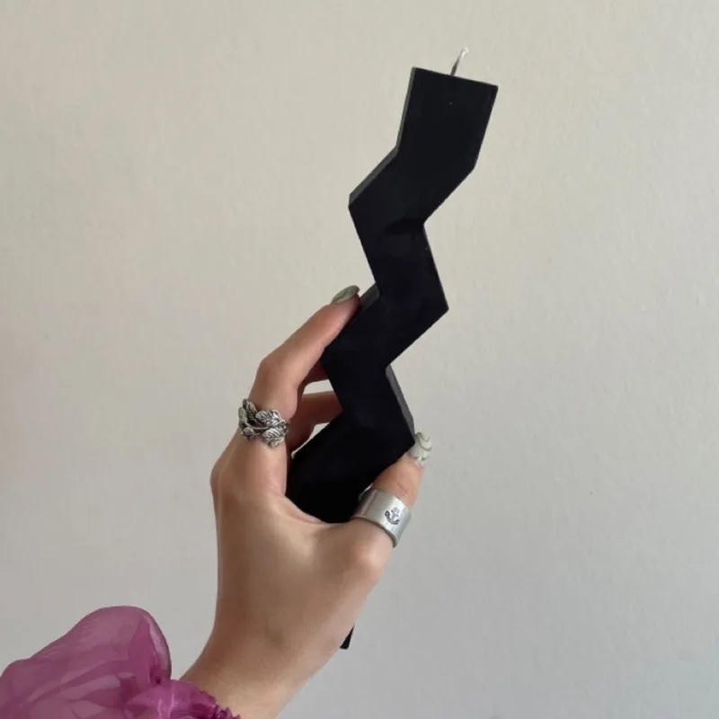 Χειροποίητη Αρωματική Λαμπάδα Zig Zag Black