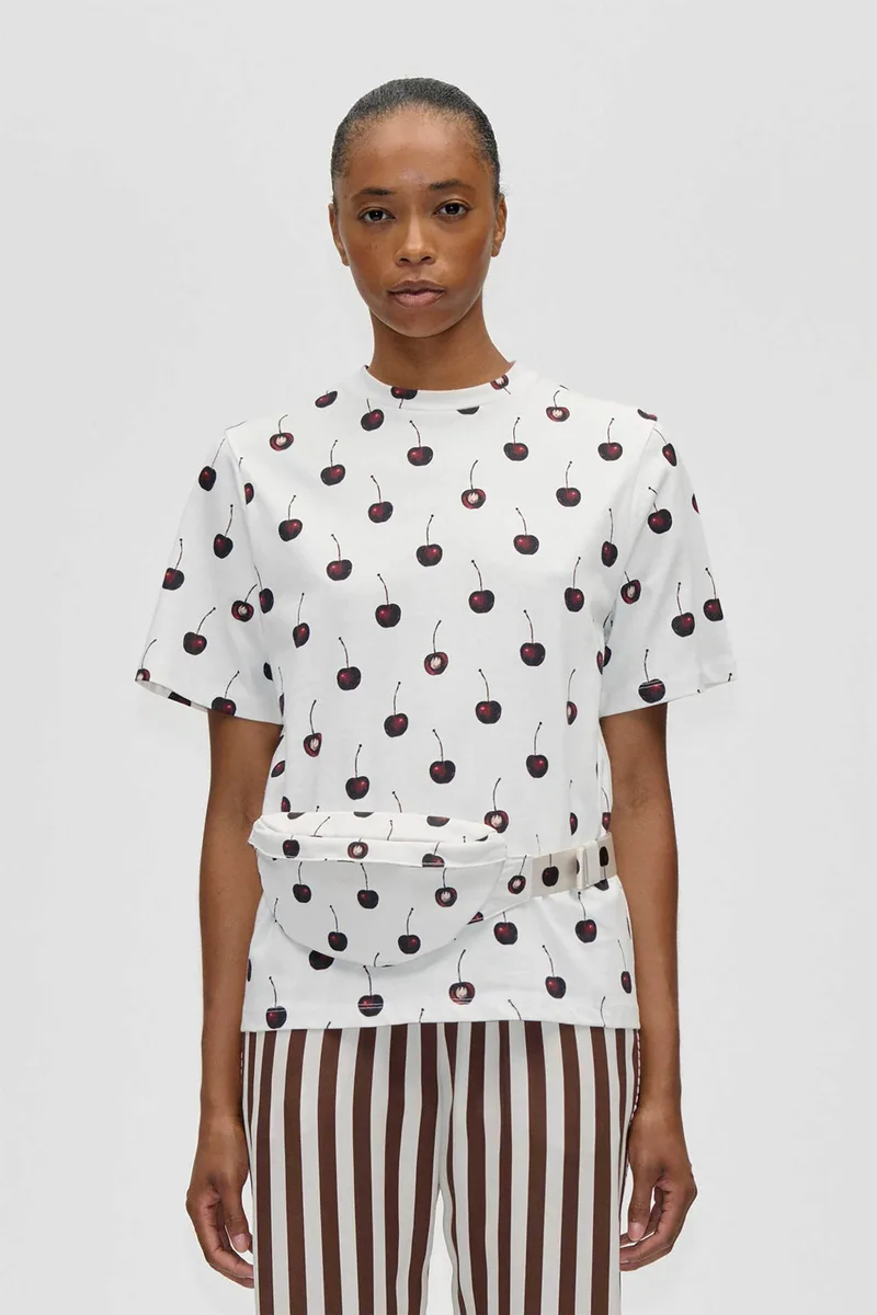 Stine Goya γυναικείο T-shirt με floral print "Cherry" - SG-SS26-T009-2243 Λευκό