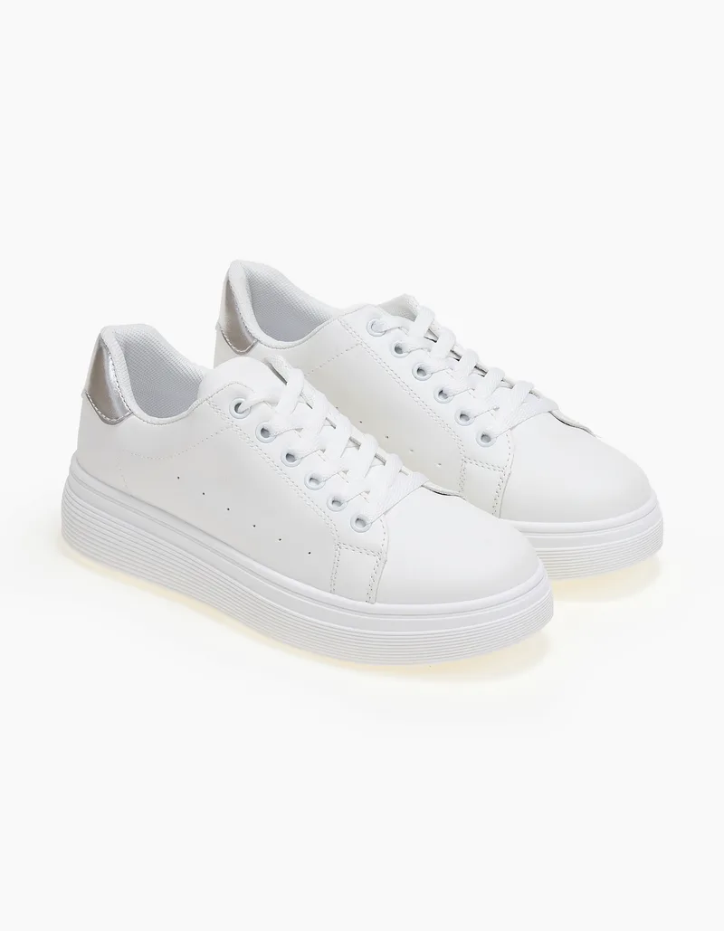 Basic sneakers με χρωματική λεπτομέρεια - Ασημί