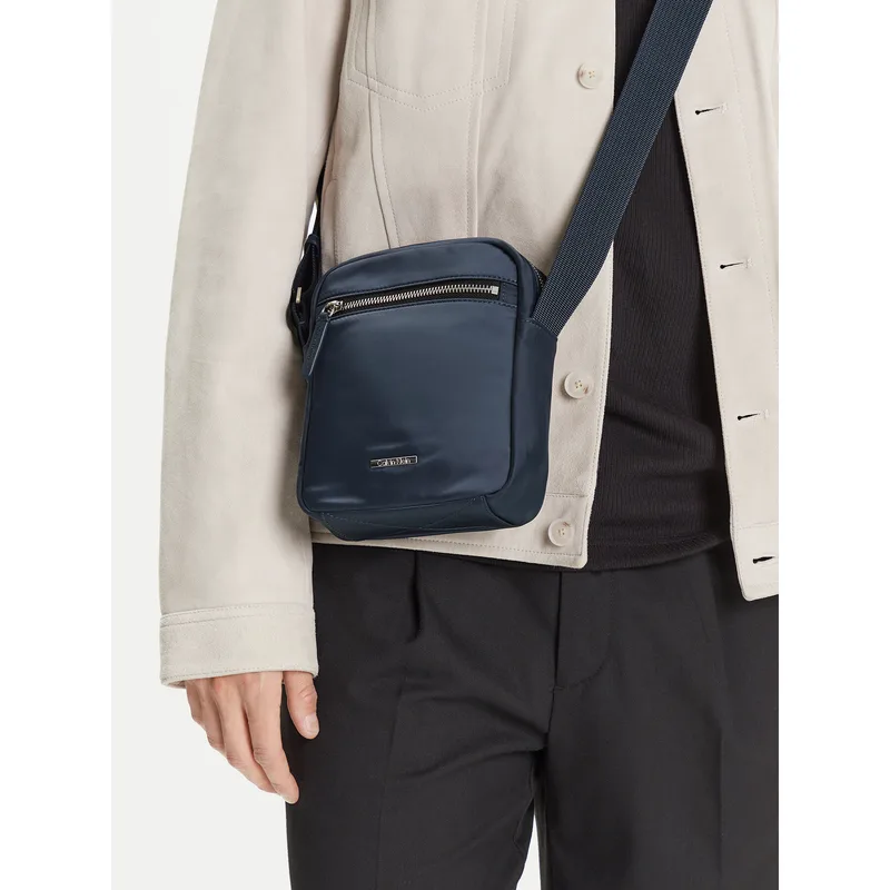 Τσαντάκι Calvin Klein Sleek Nylon Reporter LV04D3176G Σκούρο μπλε