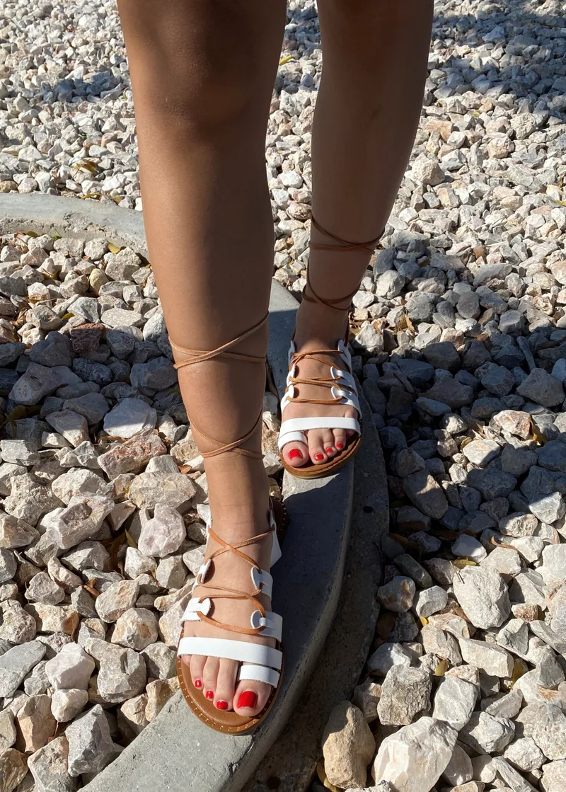 Lace up δερμάτινα σανδάλια με toe ring - Λευκό