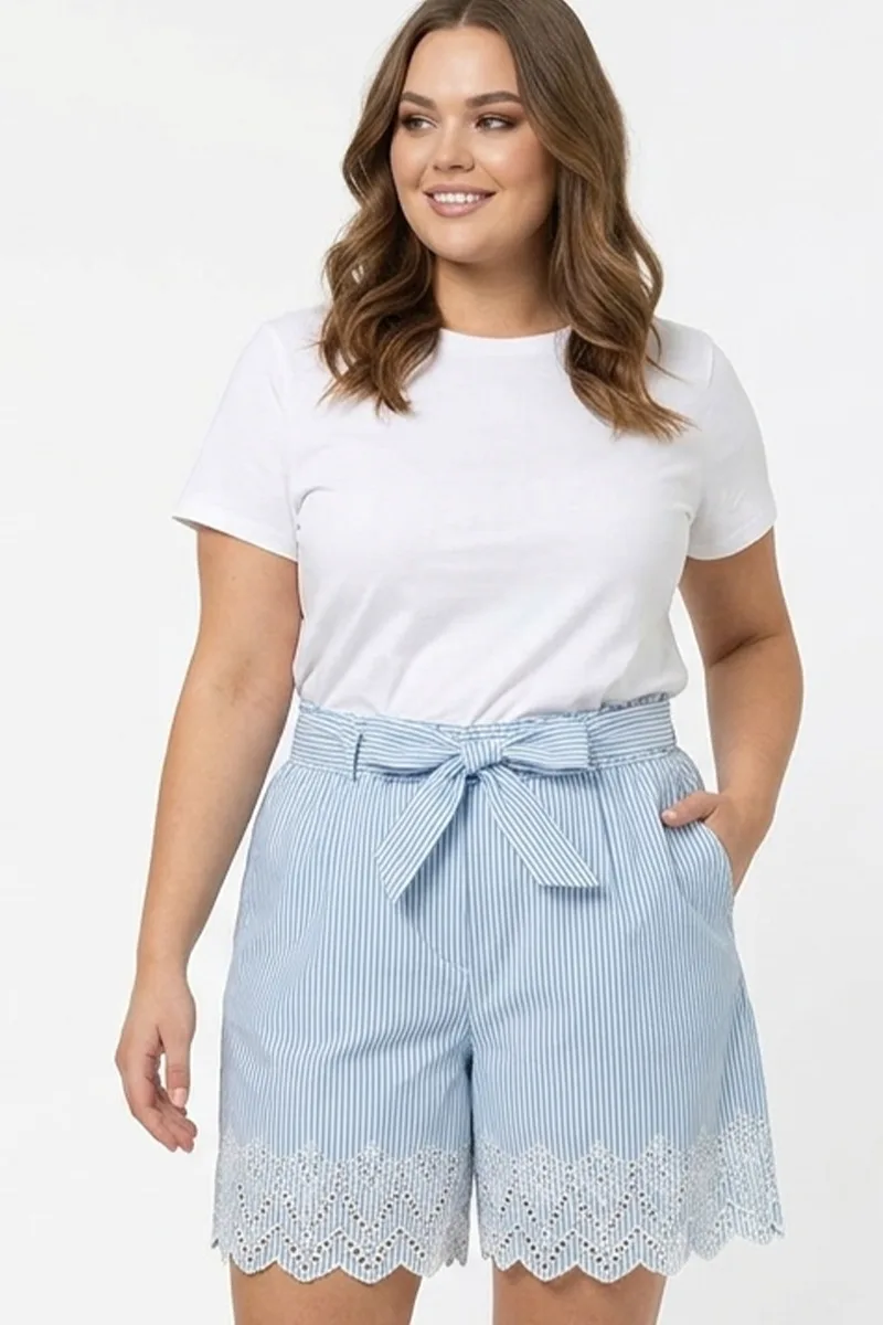 Shorts ριγέ με δαντέλα στο τελείωμα σε σιέλ/λευκό χρώμα plus size