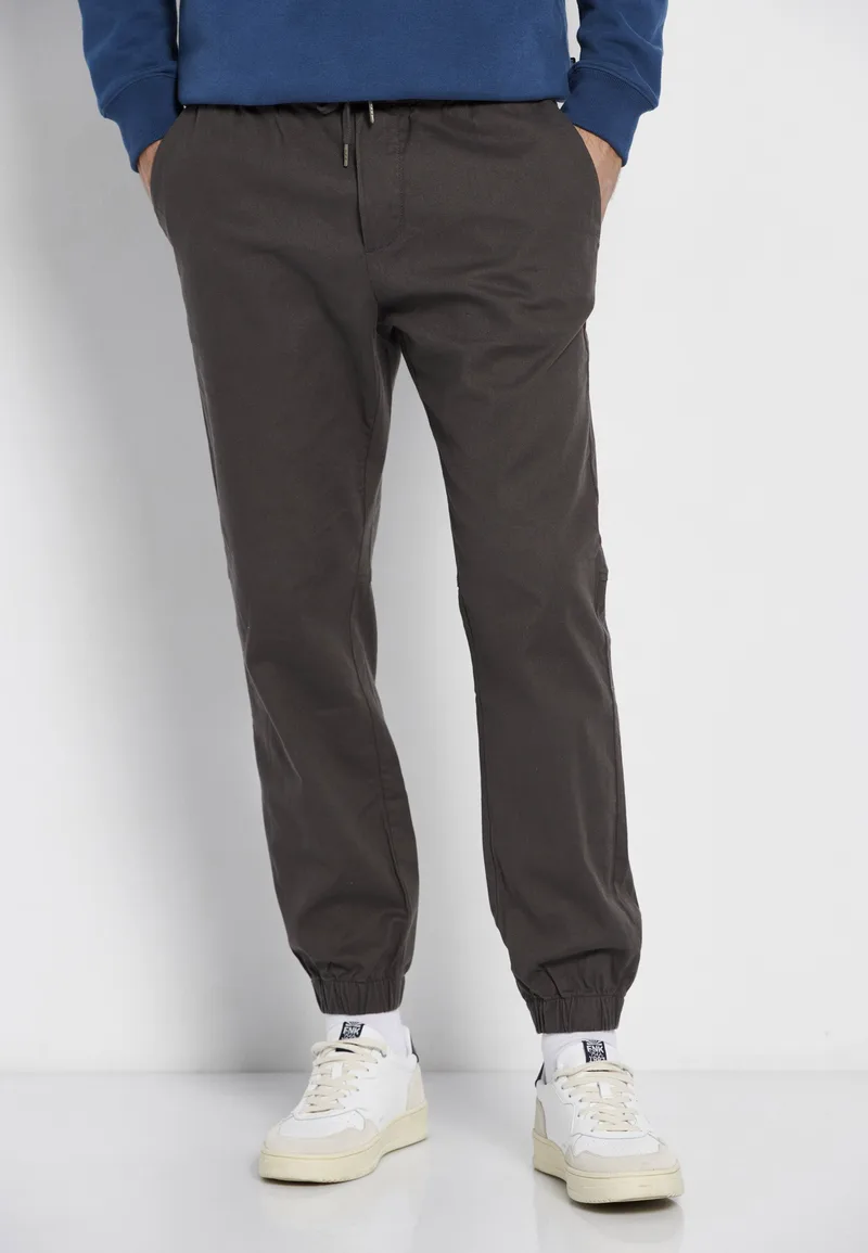 Relaxed fit chino παντελόνι σε micro ζακάρ ύφανση (dobby)