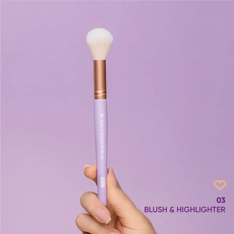 03 Blush & Highlighter Brush