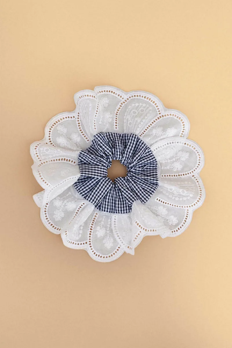 Attrattivo γυναικείο scrunchie με διάτρητο σχέδιο - 9K23651 Λευκό