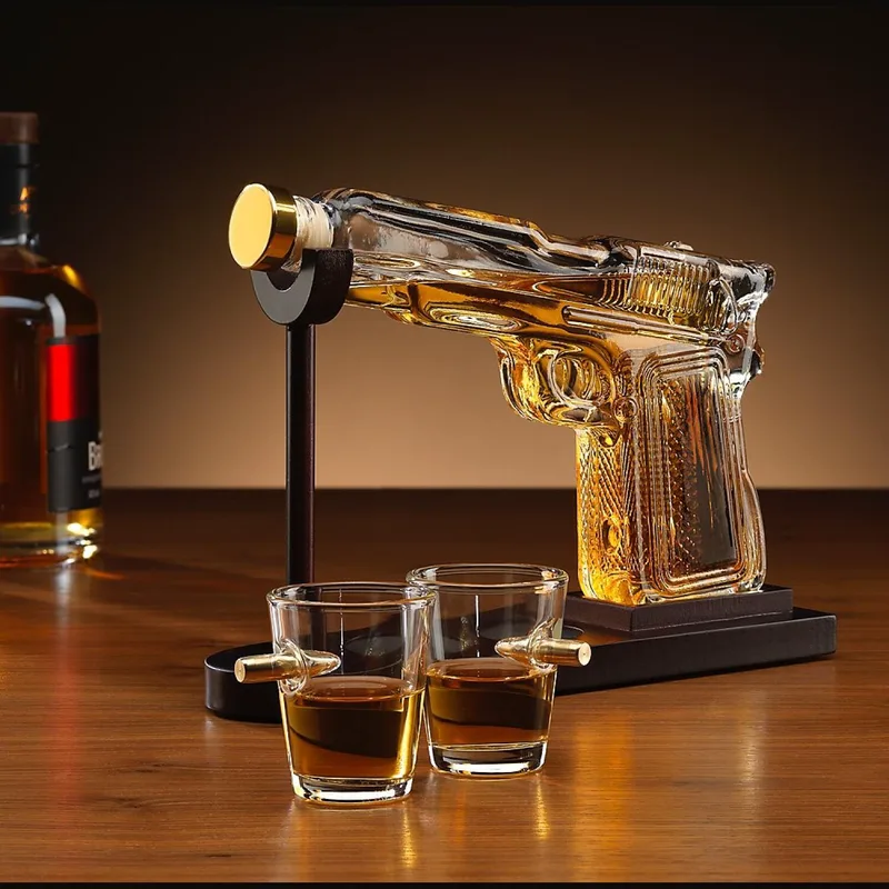 Γυάλινο Σετ Ποτού The Source Connoisseur Creations Gun Decanter and Glasses σε Σχήμα Όπλου με 1 x Καράφα Σερβιρίσματος με Πώμα / Ξύλινη Βάση & 2 x Ποτήρια (5056327918448)